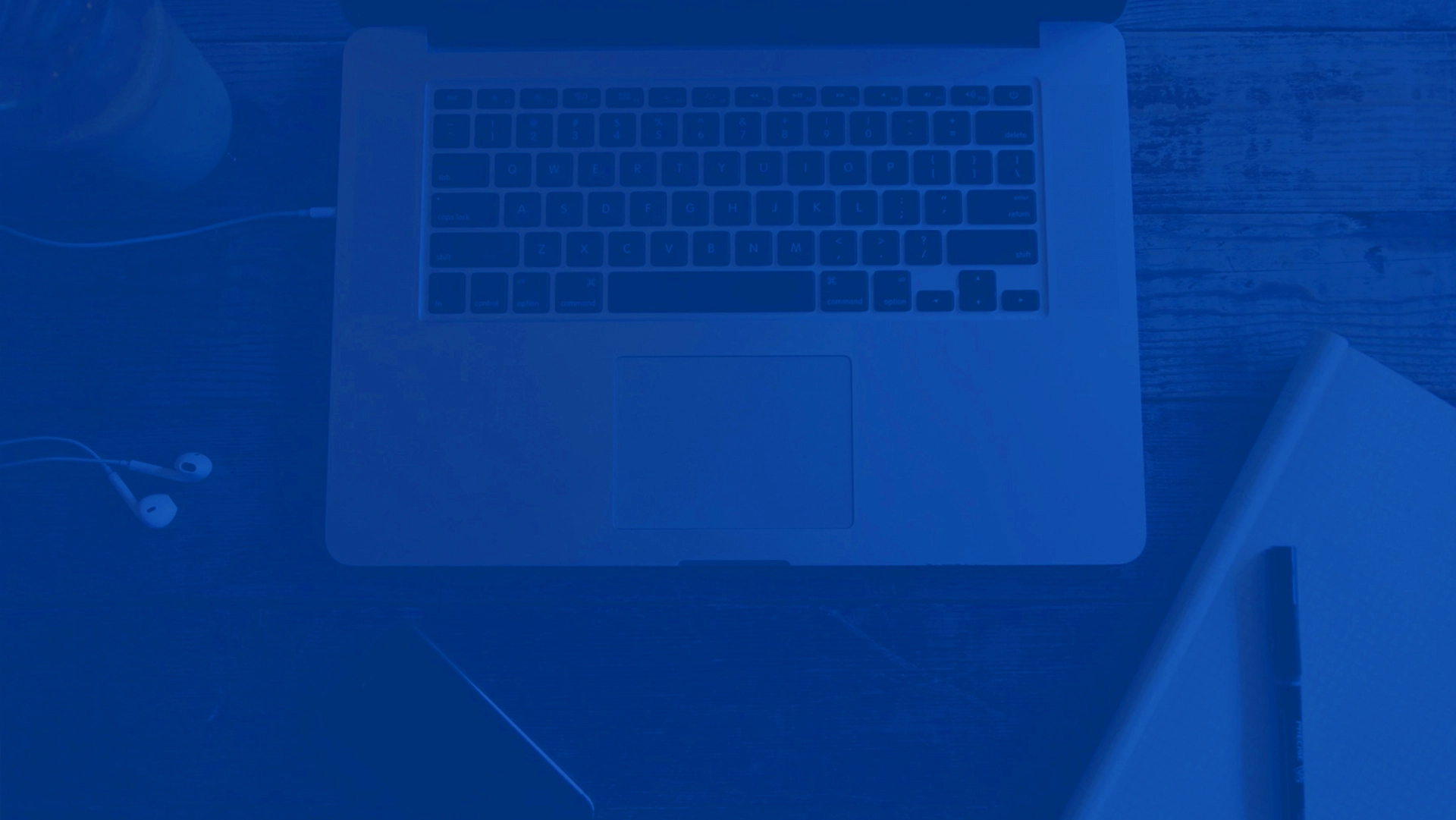 Photo d'un laptop sur un bureau avec un filtre bleu sur l'image